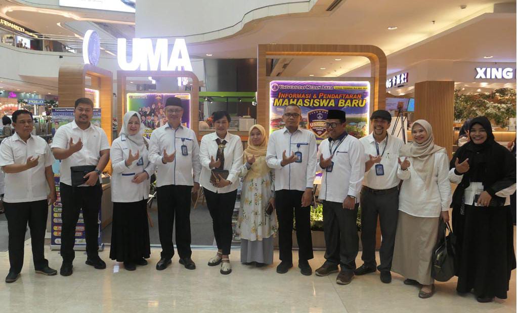STAN PMB: Prof. Dr. Dadan Ramdan, M.Eng., M.Sc (4 kiri) di stan PMB UMA pada Plaza Medan Fair. (Istimewa/Sumut Pos)