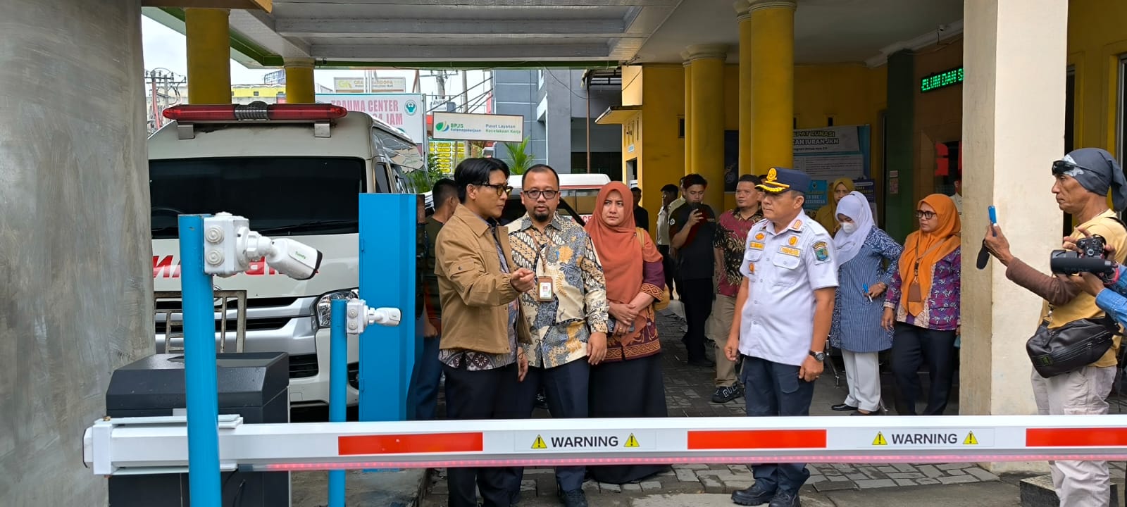 Wawako Binjai, Hasanul Jihadi (kiri) saat sidak soal parkir di RSUD Djoelham. (Teddy Akbari/Sumut Pos)