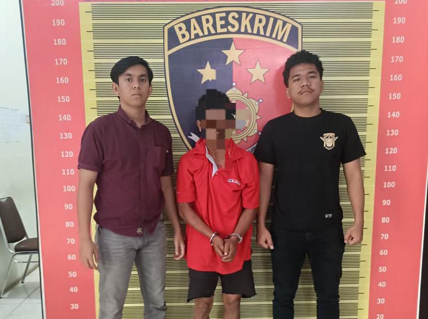 PELAKU: Polisi saat mengamankan terduga pelaku dugaan persetubuhan terhadap anak, di Palas. (Dok: istimewa)
