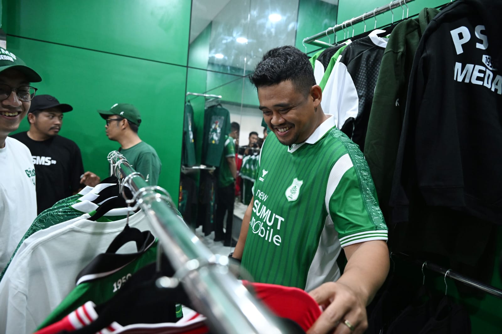TINJAU: Gubsu Muhammad Bobby Afif Nasution didampingi sejumlah OPD, meninjau toko official merchandise PSMS Medan di Jalan Jenderal Ahmad Yani, Medan, Jumat (9/1/2025). (Dok: ist)