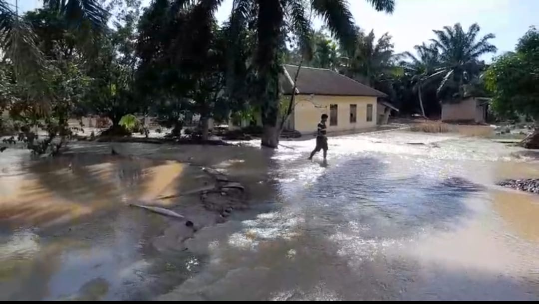 Warga di tiga desa sepanjang Sungai Batangtoru, Tapanuli Selatan masih alami kebanjiran. (SUBANTA RAMPANG AYU/SUMUT POS)