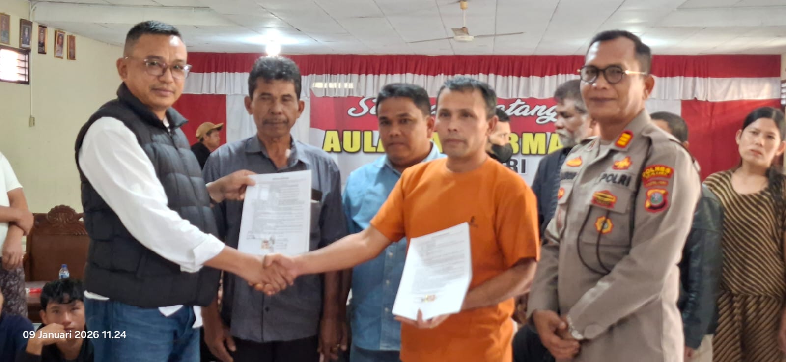 Manager Operasional PT GRUTI, Kery Sinaga, Kepala Desa Parbuluan VI, Parasian Nadeak serta disaksikan Kasat Binmas Polres Dairi diabadikan bersama tersangka, Pangihutan Sijabat saat berdamai.