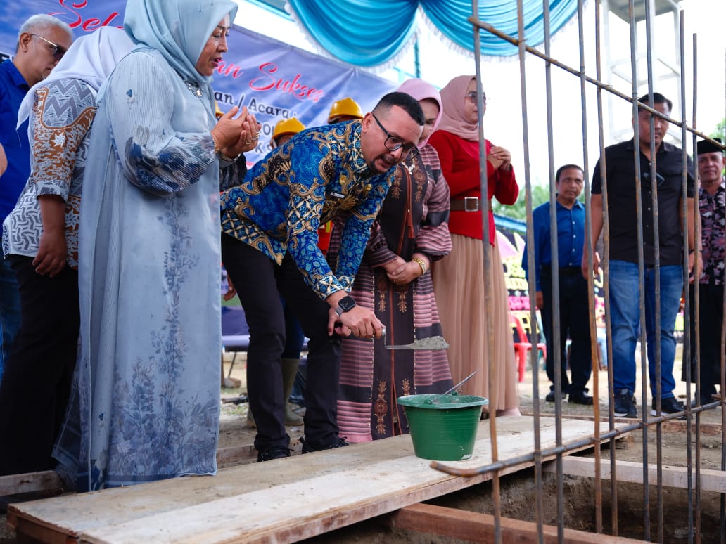 Bupati Fery Sahputra Simatupang secara resmi meletakkan batu pertama pembangunan Rumah Sakit Umum (RSU) Nur&rsquo;Aini Bloksongo, Kota Pinang. (KHAIRUDDIN/SUMUT POS)