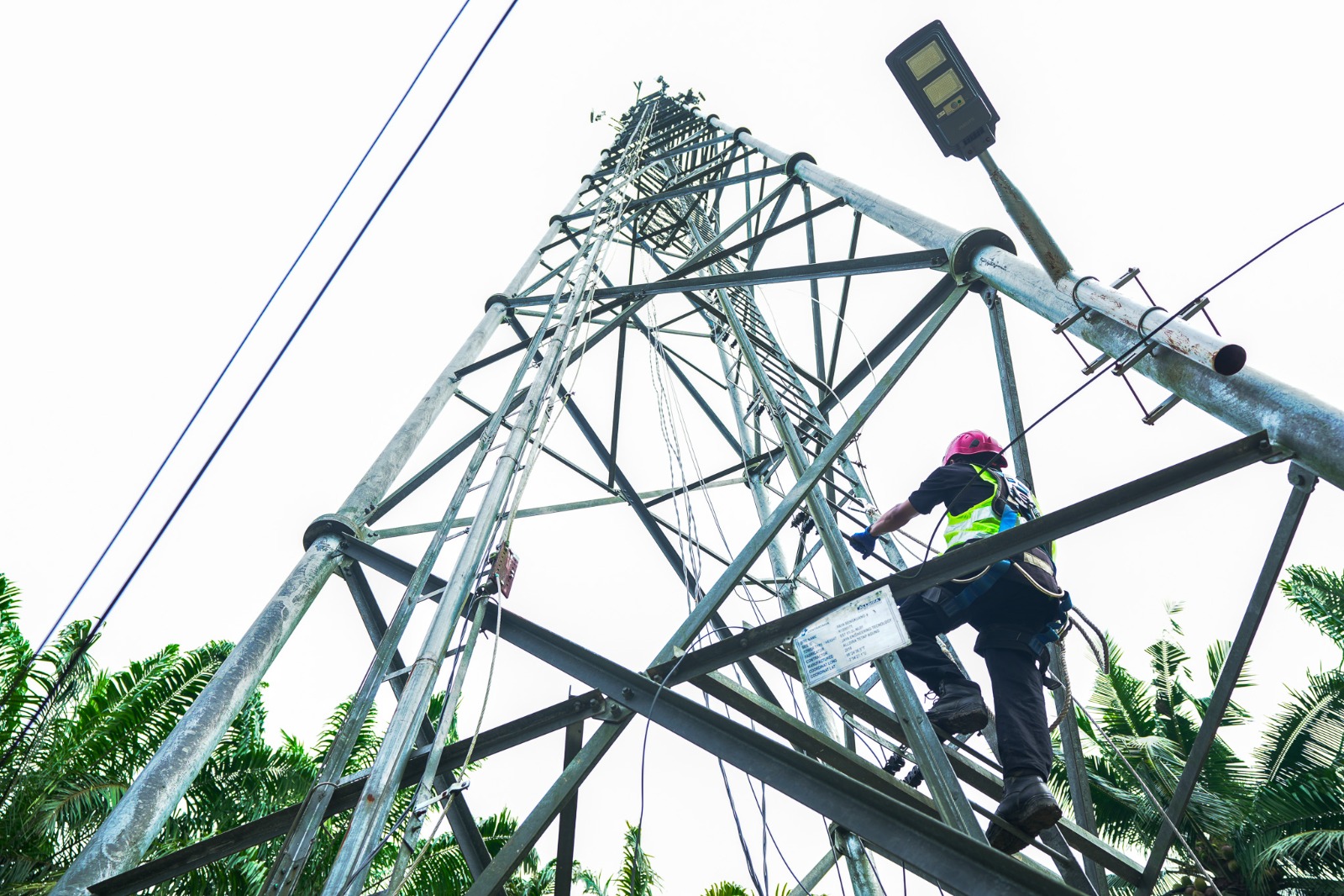 ANDAL: Petugas lapangan Indosat saat memastikan jaringan BTS terjaga selama libur Nataru 2026. (Dok: Indosat)