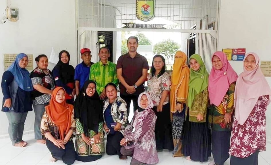 BERSAMA: Kadis Pendidikan Sergai Raden Cici Sistiansyah bersama guru dan kepala SMP N 1 kecamatan Dolok Masihul. (Dok: Fadli/Sumut Pos)
