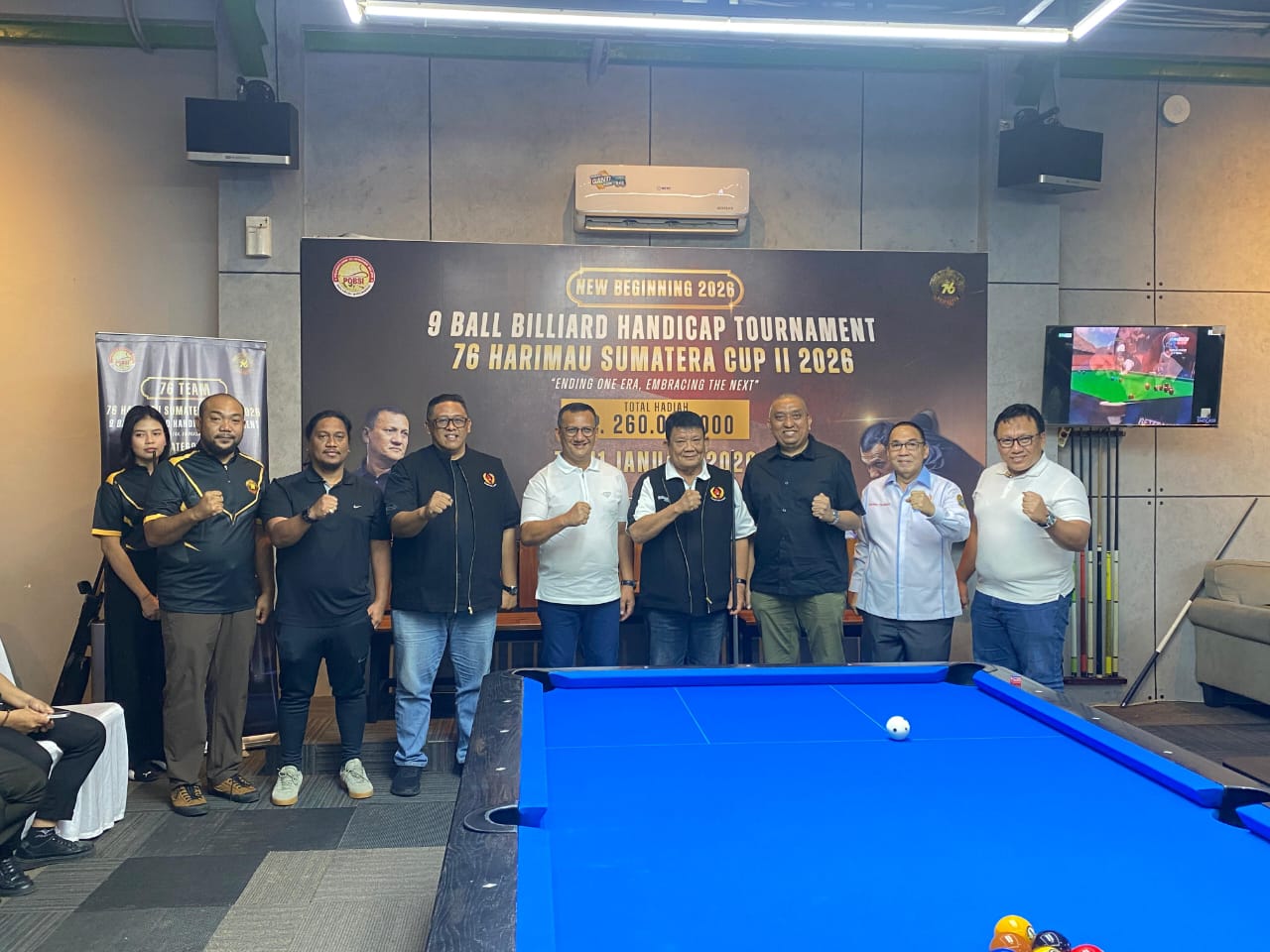 BUKA: Ketum KONI Sumut Hatunggal Siregar, Owner Team 76 Harimau Sumatera H M Hidayat Batubara, Sekjen PB POBSI Achmad Fadil Nasution, pada pembukaan 9 Ball Billiard Handicap Tournament 76.