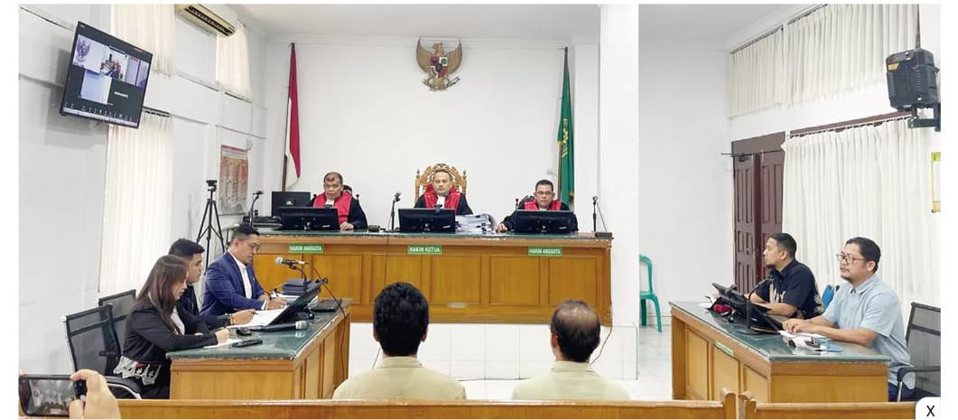 Suasana sidang gugatan perdata Rida K Liamsi terhadap Riau Pos Group di Pengadilan Negeri Pekanbaru, baru-baru ini. Agenda menghadirkan saksi tergugat dari CEO Riau Pos Group Ahmad Dardiri (kanan).