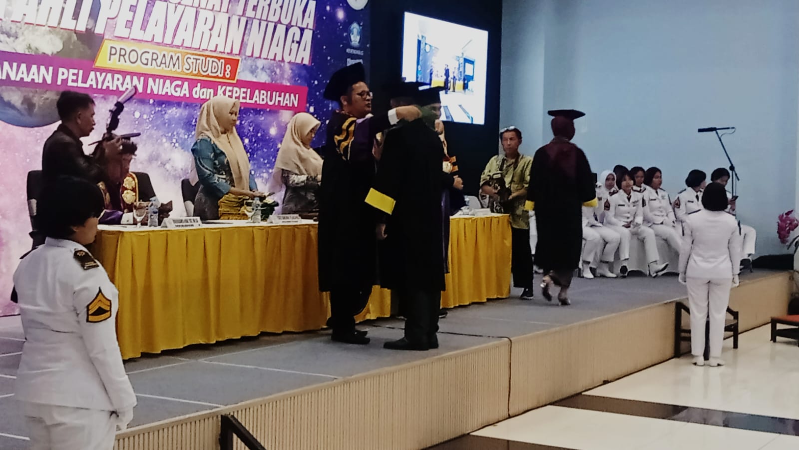 PELAYARAN NIAGA: Wisuda 117 lulusan ahli pelayaran niaga di Ballroom Politeknik AMI Medan, Sabtu (10/1). (Deddi Mulia Purba/Sumut Pos)