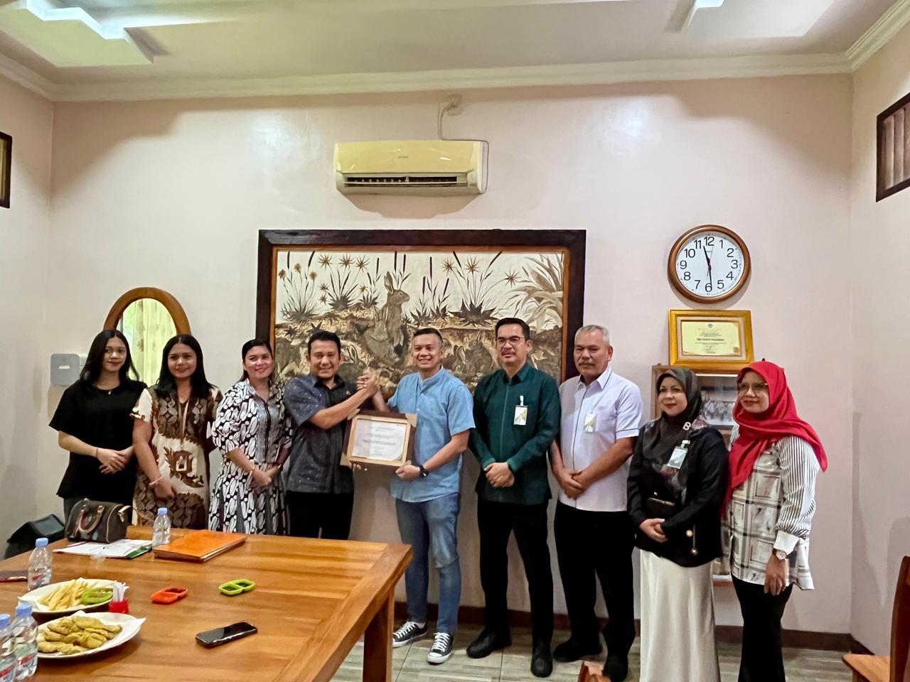 BPJS Ketenagakerjaan Binjai memberikan penghargaan apresiasi kepada Bidang Datun Kejari Binjai, akhir pekan kemarin. (Istimewa/Sumut Pos)