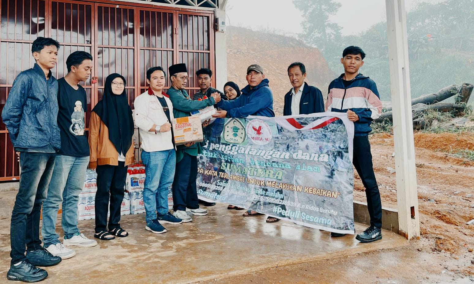 BANTUAN BENCANA: Hasanul Arifin Rambe (5 kiri) menyerahkan bantuan PB Ika UMN Al-Washliyah dan Organisasi Marga-SU di Bener Meriah. (Istimewa/Sumut Pos)