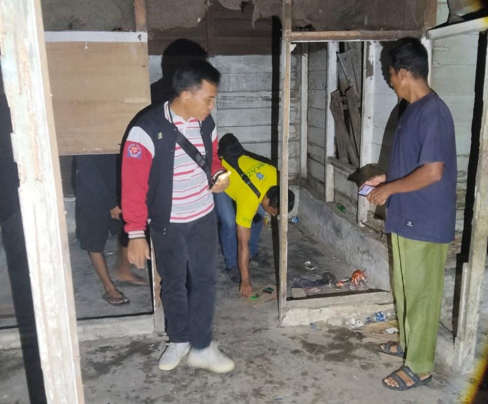 Personel Polres Labuhanbatu Gerebek Sarang Narkoba (GSN) di Desa Teluk Sentosa, Kecamatan Panai Hulu (Fajar/Sumut Pos)
