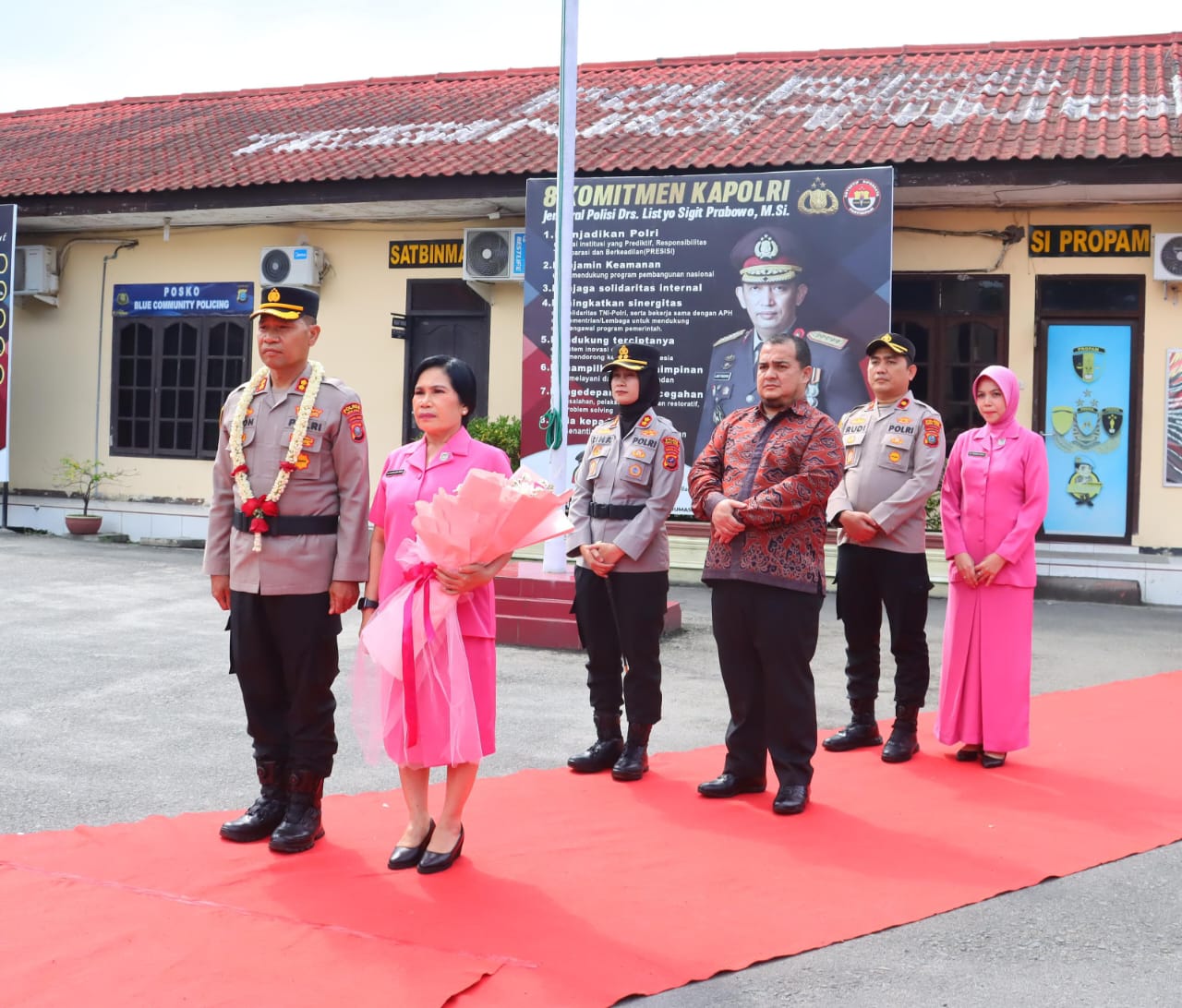 Kapolres Tebing Tinggi lama AKBP Simon Paulus Sinulingga bersama pasangan, didampingi Kapolres Tebing Tinggi yang baru AKBP Rina Frillya bersama pasangan, serta Wakapolres Kompol Rudi Syahputra.