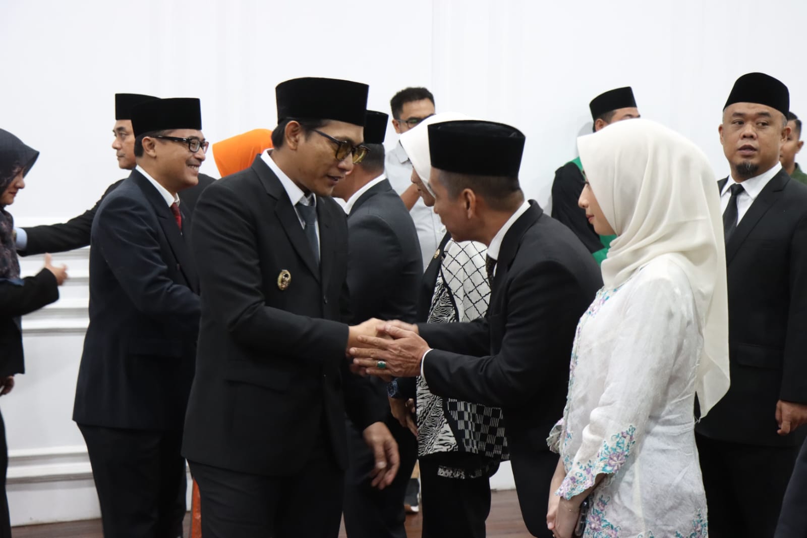 Wakil Wali Kota Binjai, Hasanul Jihadi saat bersalaman dan mengucapkan selamat kepada Ikhsan Siregar atas amanah baru sebagai Kadis Kominfo. (Diskominfo Binjai/Sumut Pos)