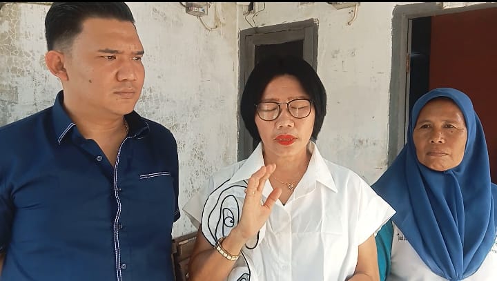 Ibu korban Amelia  beserta Penasehat hukum  Hariman Siregar,SH dan Yanti Vera Situmorang,SH. (FADLY/SUMUT POS)