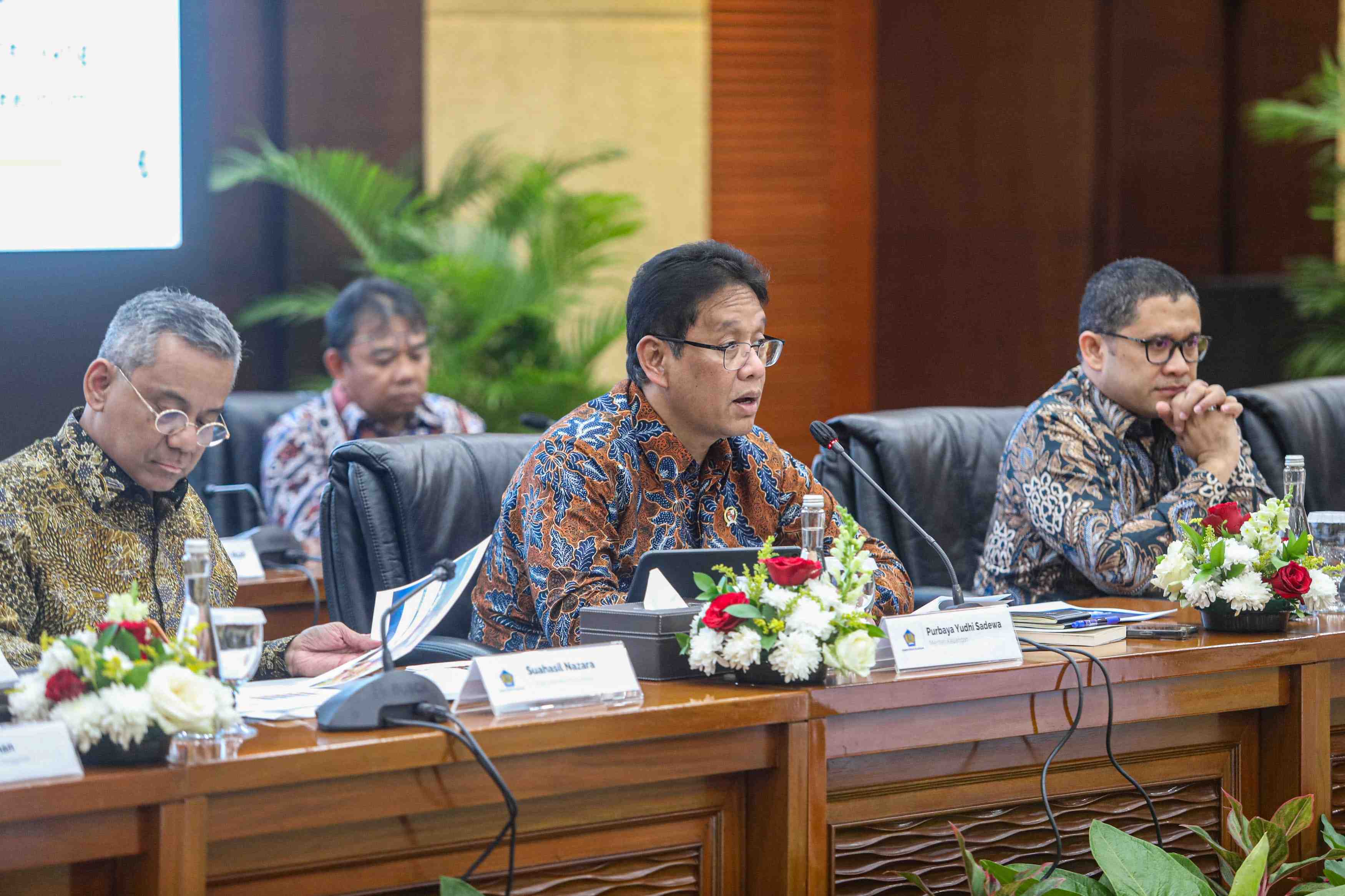 Menteri Keuangan Purbaya Yudhi Sadewa bersama wakil menteri keuangan Suhasil Nazara pada konferensi pers APBN Kita di Jakarta. (Salman Toyibi/Jawa Pos)