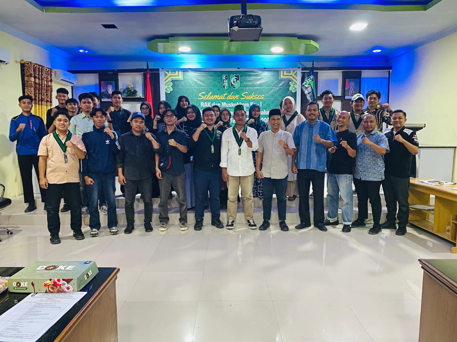 Peserta Rapat Anggota Komisariat (RAK) dan Musyawarah Kohati Komisariat (Muskohkom) I HMI Komisariat Lafran Pane Tebing Tinggi foto bersama usai penetapan formatur. (Azanuari/Sumut Pos)