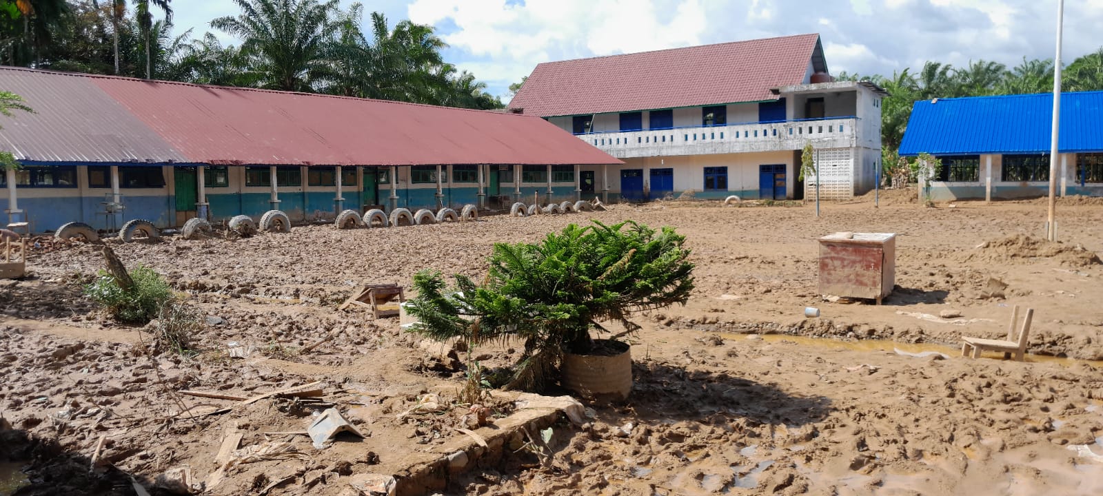 Salah satu sekolah di Tapsel masih digenangi lumpur sisa banjir. (SUBANTA RAMPANG AYU/SUMUT POS)