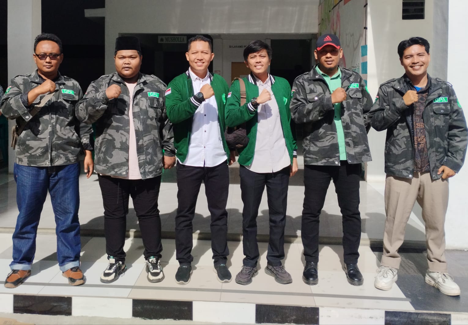 Ketua GPA  Zulkhairi Afandi tengah,  berfoto  bersama  anggota Pemuda Gerakan Al- Washliyah Kota Tebingtinggi (11/1).  (Azanuari Purba/Sumut Pos)