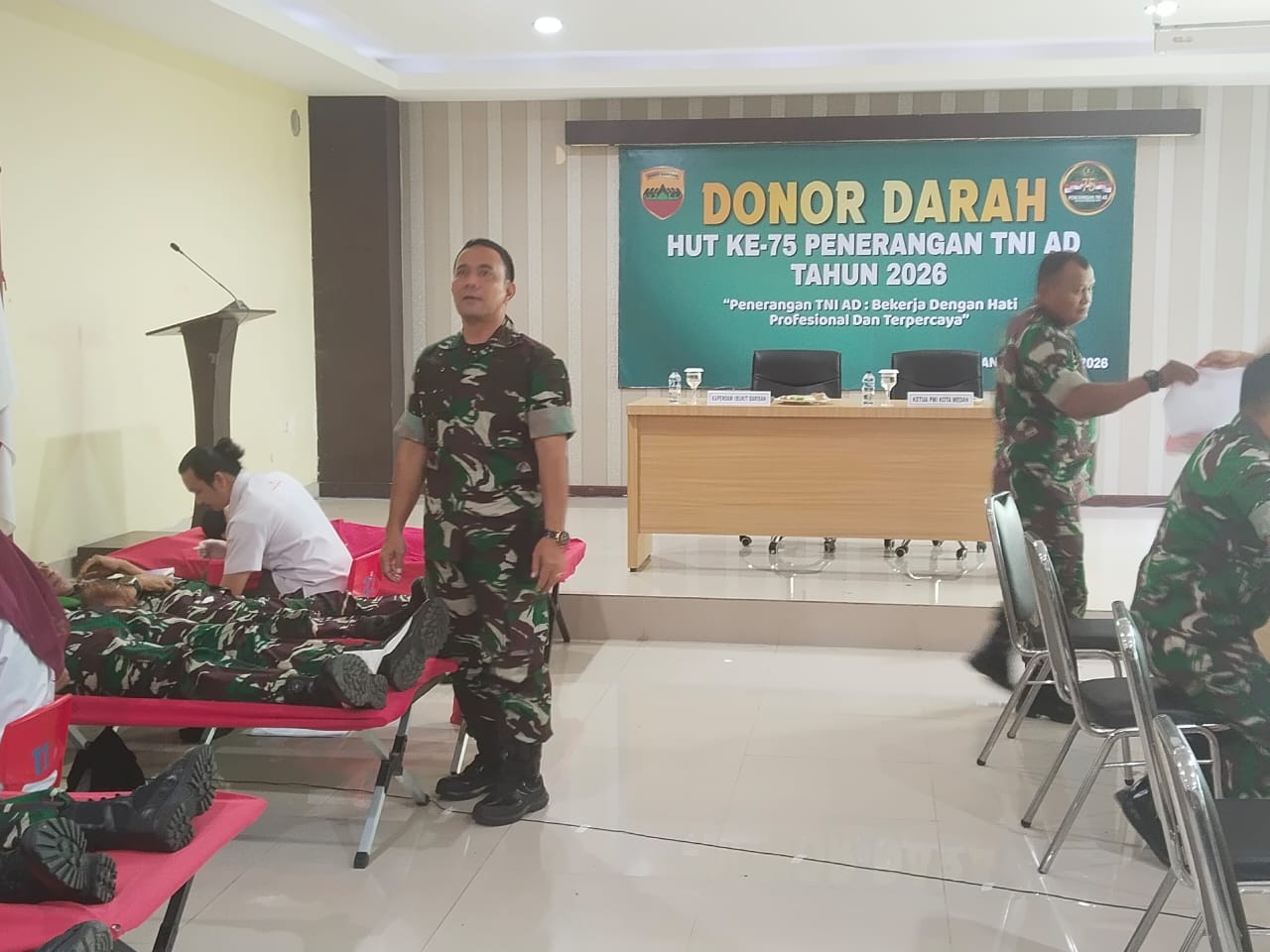 DONOR DARAH: Kodam 1/BB saat menggelar Donor Darah HUT ke-75 Penerangan TNI AD, di di Makodam I/BB, Medan, Senin (12/1). (Dok: istimewa)