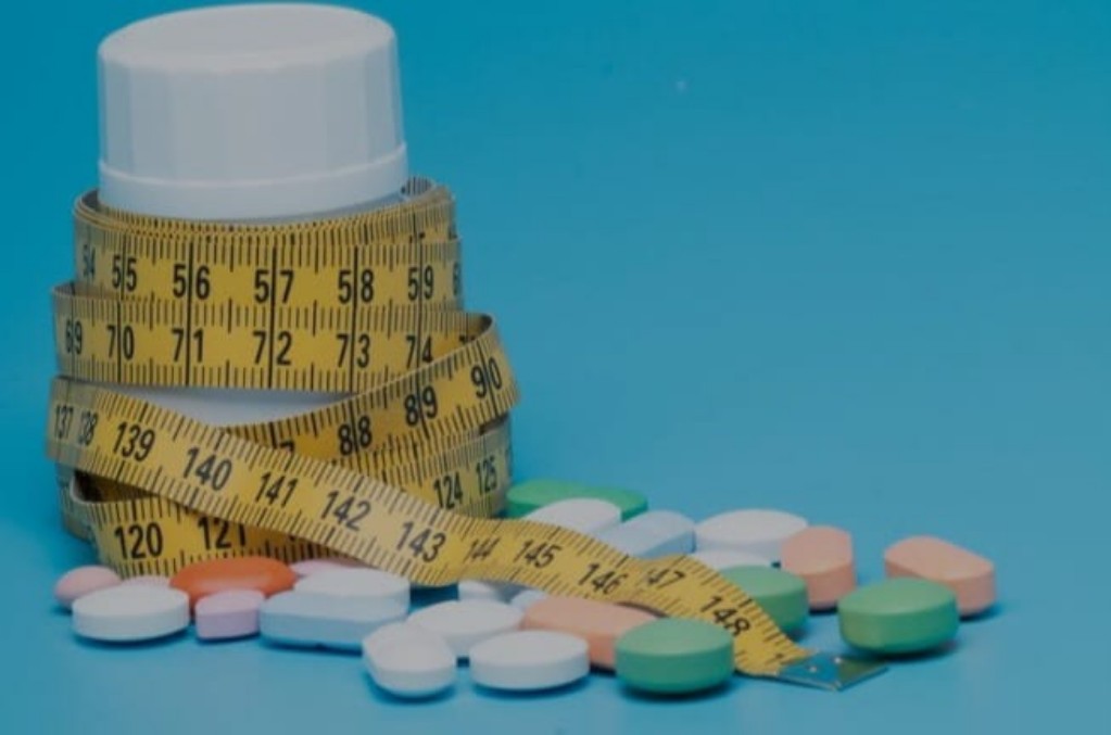 Ilustrasi, Meminum obat penurun berat badan bukan solusi terbaik melawan obesitas.(freepik.com)
