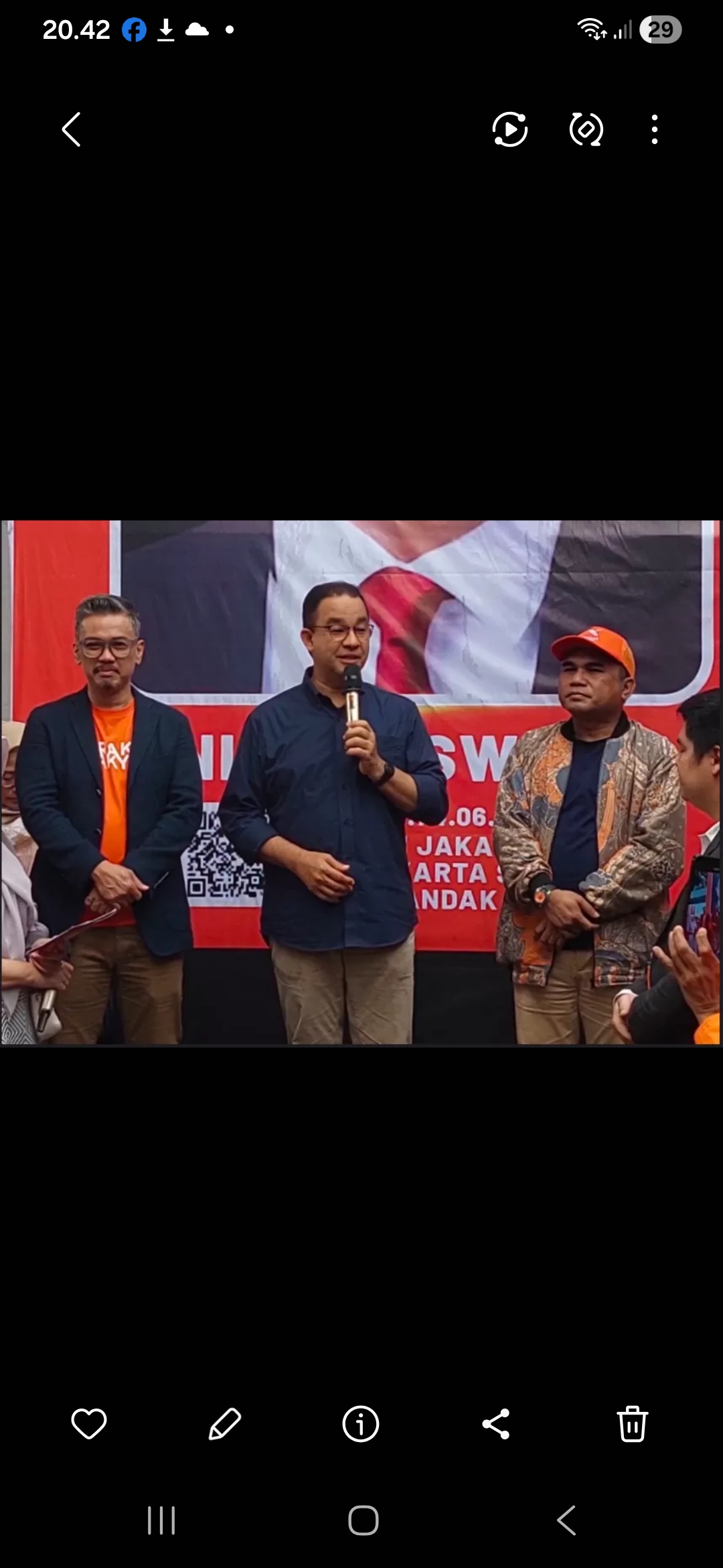 Anies Baswedan saat didapuk sebagai anggota kehormatan Ormas Gerakan Rakyat. (Dok: Jawa Pos)