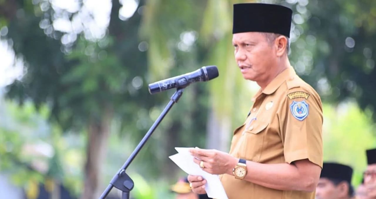 Asisten I Sekretariat Daerah Kabupaten Labuhanbatu memimpin Apel Gabungan (Fajar/Sumut Pos)