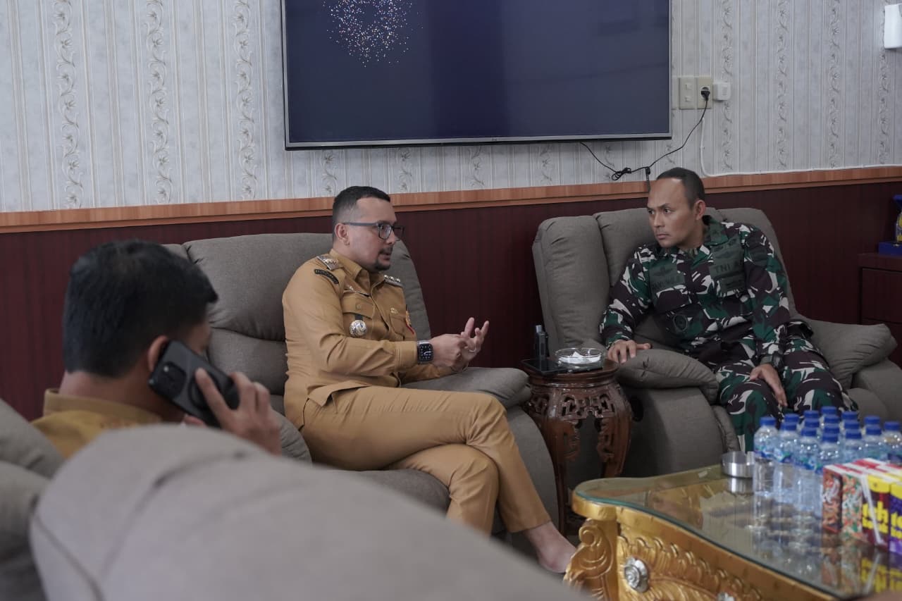 Bupati Labusel Fery Sahputra Simatupang S.H berbincang bersama Dandim 0209/Labuhanbatu, Letnan Kolonel Kav Hanung Kaptiaji, S.Sos. (KHAIRUDDIN/SUMUT POS)