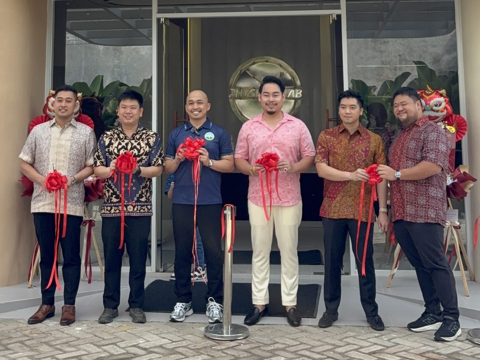 Founder sekaligus Head Physiotherapist Physiorehab, Simon Prasetyo (ketiga dari kiri), bersama jajaran direksi Physiorehab Medan saat menghadiri Grand Opening Physiorehab Medan pada Minggu (11/1).