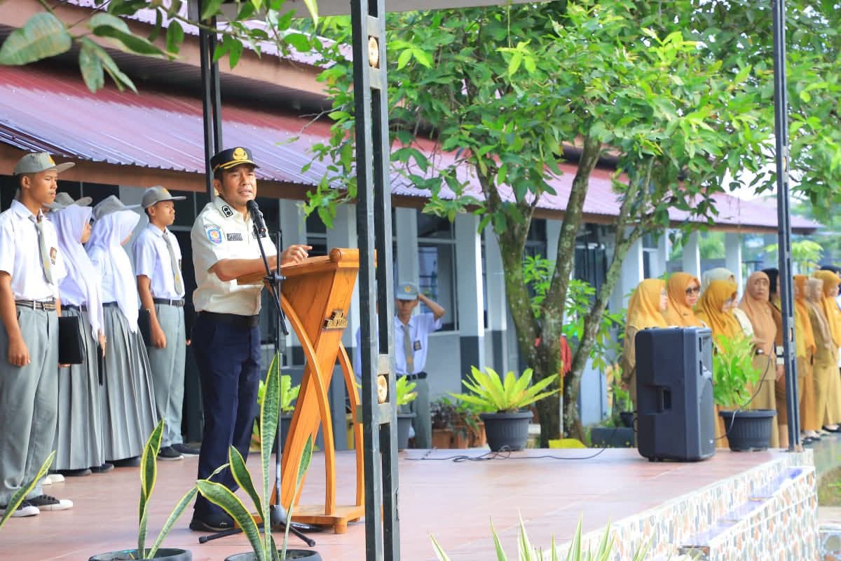 Pimpin Upacara di SMA Negeri 1 Kualuh Selatan, Wabup Samsul Tanjung Motivasi Siswa untuk Giat Belajar. (Asri Tarigan/Sumut Pos )