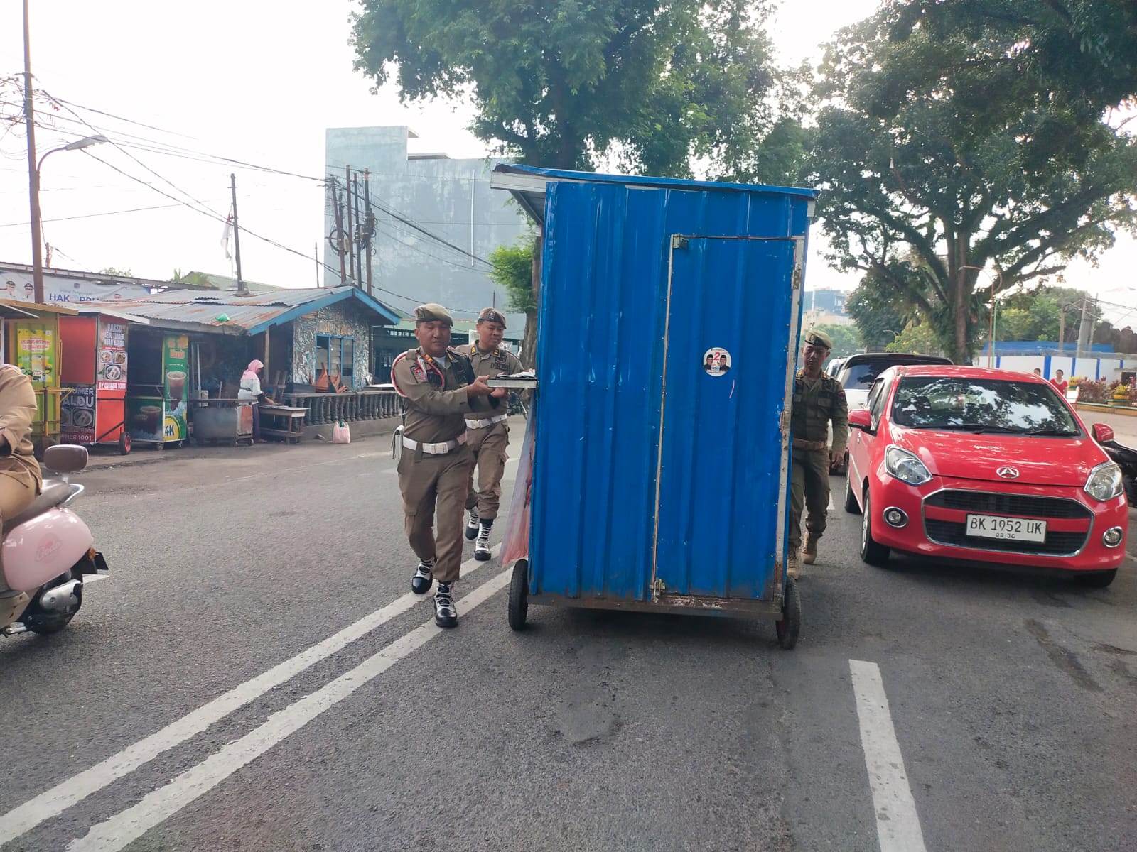 Petugas Satpol PP Binjai saat melakukan penertiban terhadap pedagang kaki lima di seputaran lapangan merdeka. (Istimewa/Sumut Pos)