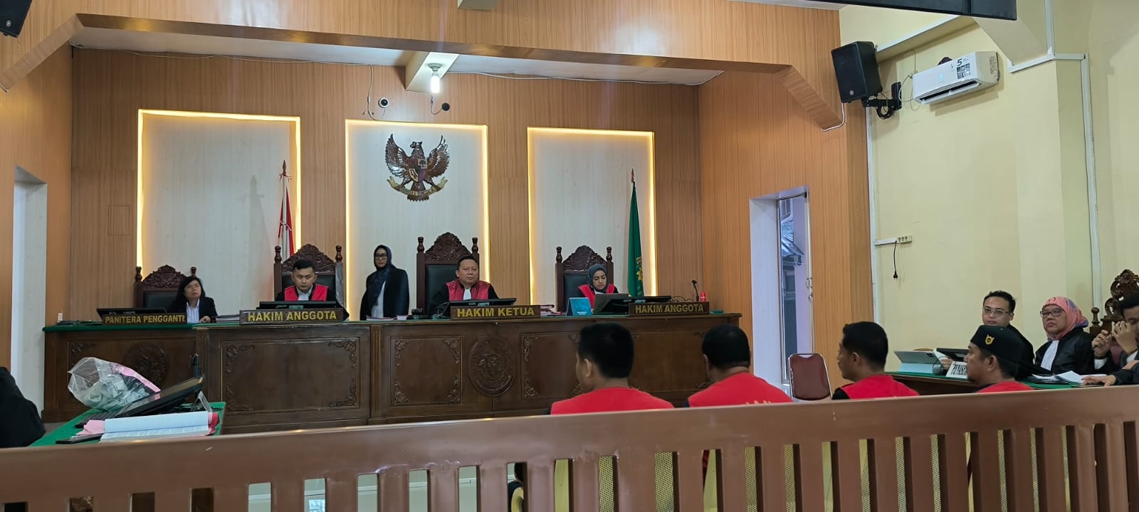 Keempat terdakwa sabu 1 kilogram saat sidang di PN Binjai. (Teddy Akbari/Sumut Pos)