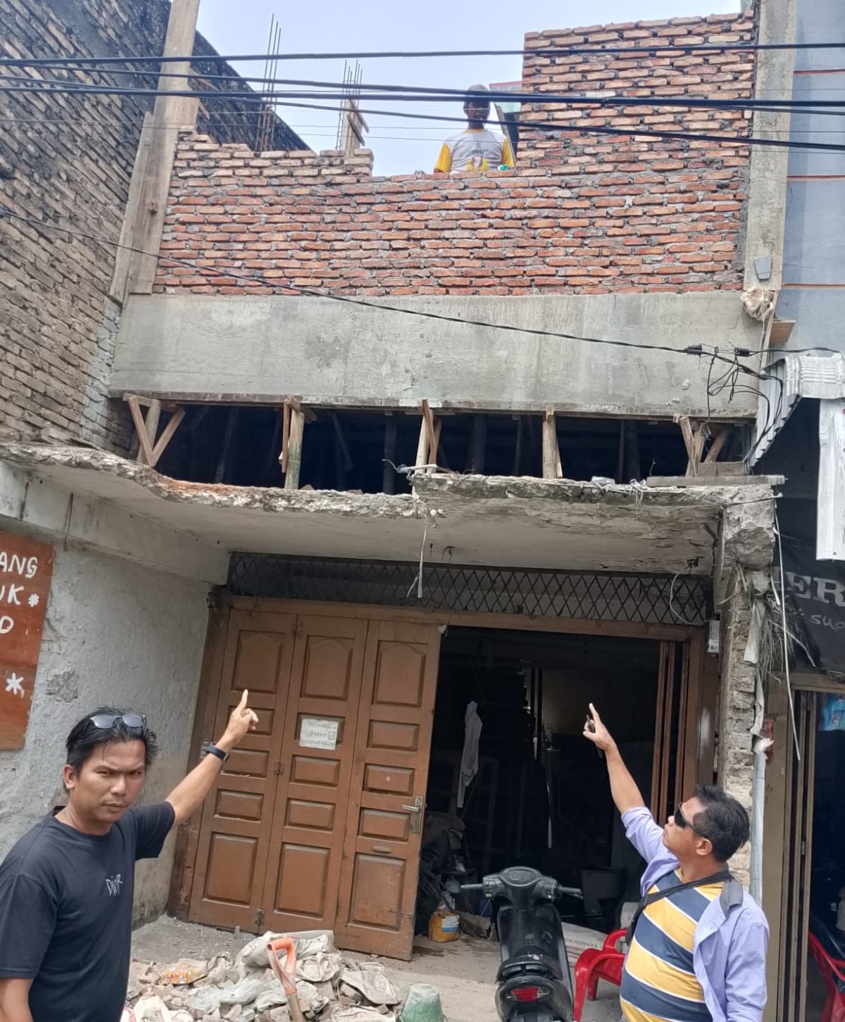 LIHAT: Ketua MAI Medan, Suwarno saat melihat ruko tanpa ada PBG di Medan Johor. (Dok: istimewa)