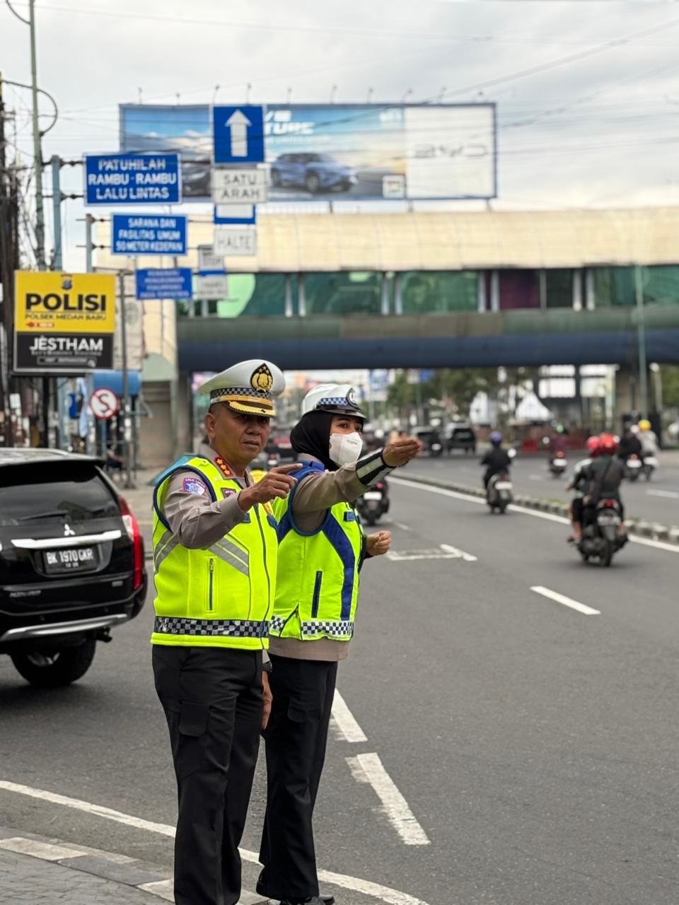 CEK: Ditlantas Polda Sumut saat mengecek kelancaran arus lalu lintas di Medan. (Dok: istimewa)
