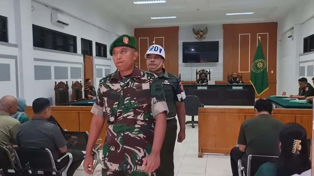 PEMBUNUHAN: Serma Tengku Dian Anugrah, terdakwa kasus pembunuhan menjalani sidang tuntuan di Pengadilan Militer Medan, Senin (12/1).