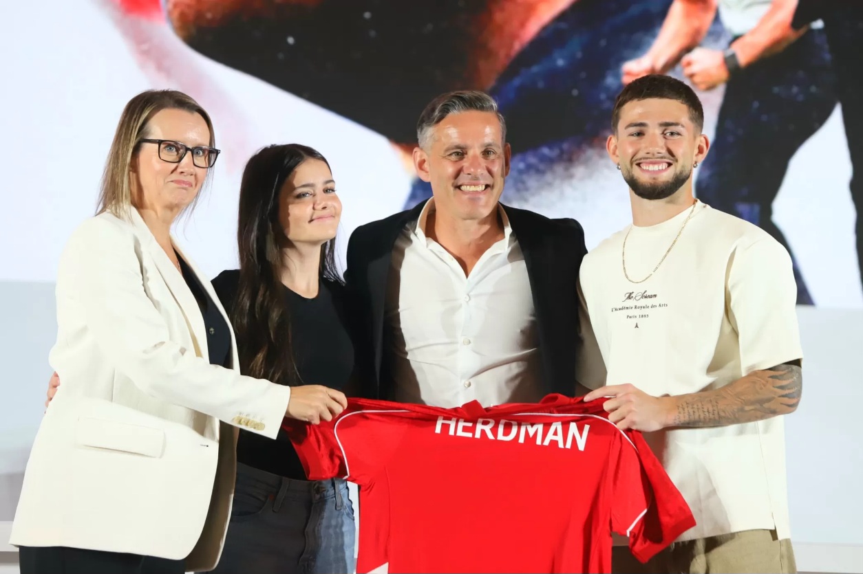 Pelatih baru Timnas Indonesia John Herdman didampingi keluarga resmi di perkenalkan kepada publik di Jakarta, Selasa (13/1/2026). (Dok: Jawa Pos)