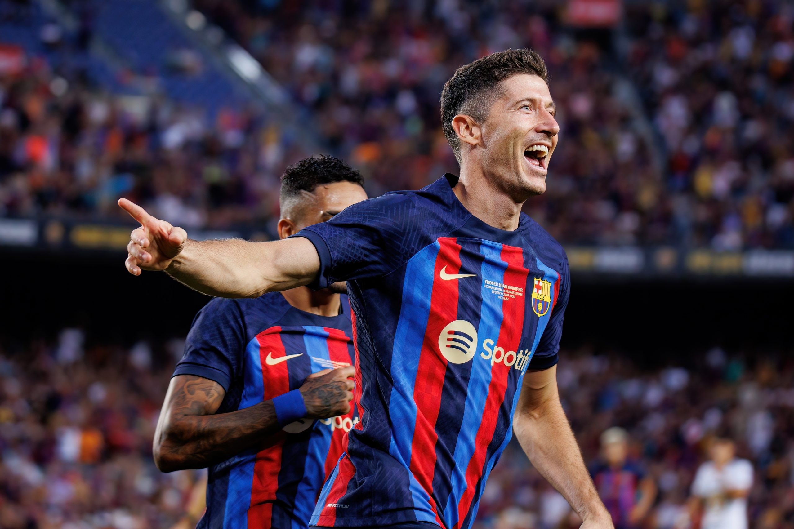 Bomber FC Barcelona Robert Lewandowski meraih trofi juara Supercopa de Espana 2026 setelah menyumbang satu gol dalam kemenangan 3-2 atas Real Madrid di King Abdullah Sports City Stadium,&nbsp;Jeddah.