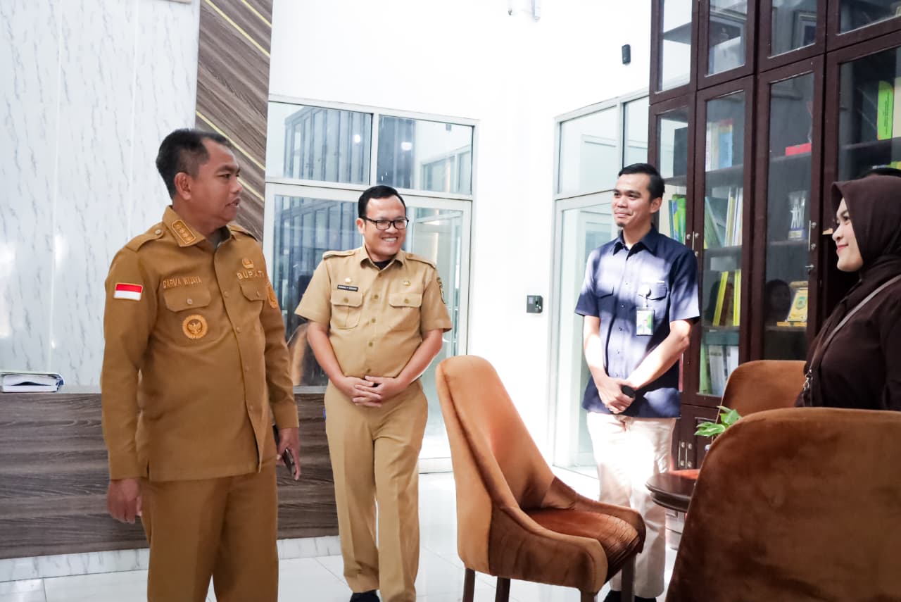Bupati Sergai Darma Wijaya saat tinjau progres gedung bapenda . ( Fadly/Sumut Pos)