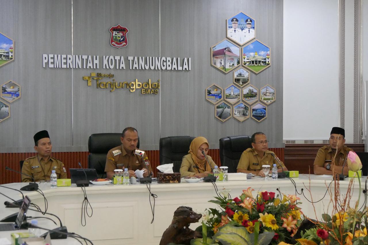 Wali Kota Tanjungbalai, Mahyaruddin Salim, didampingi Sekretaris Daerah Nurmalini Marpaung memimpin rakorpem. (YUNA/SUMUT POS)
