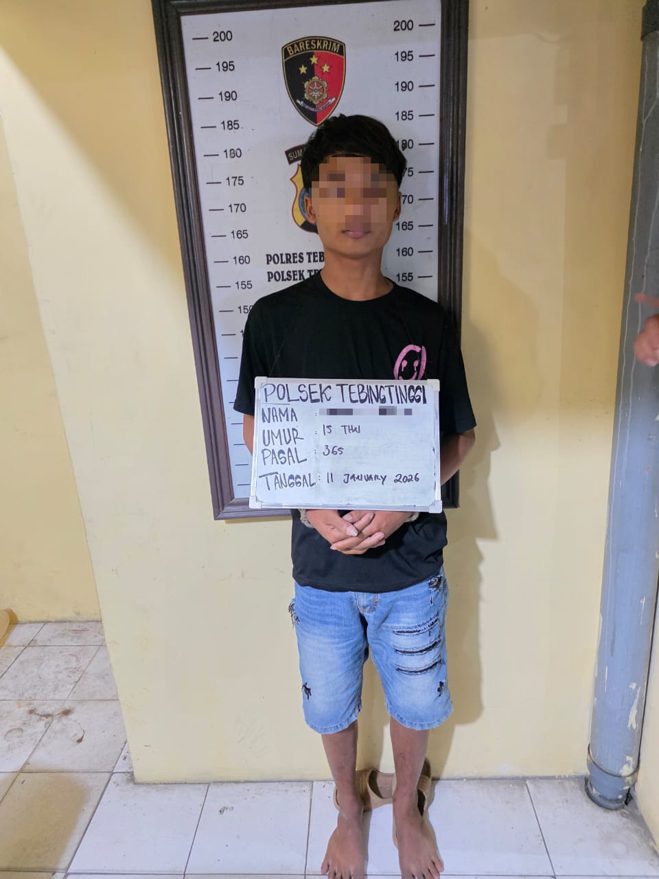Seorang terduga pelaku pencurian dengan kekerasan diamankan di Polsek Tebing Tinggi usai penangkapan.(AZAN/SUMUT POS)