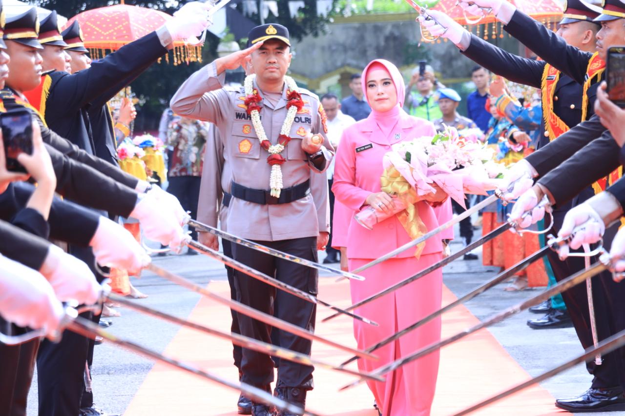 Ket poto Polres Labuhanbatu menggelar kegiatan penyambutan Kapolres Labuhanbatu yang baru, AKBP Wahyu Endrajaya sekaligus pelepasan pejabat lama AKBP Choky Sentosa Meliala (fajar)