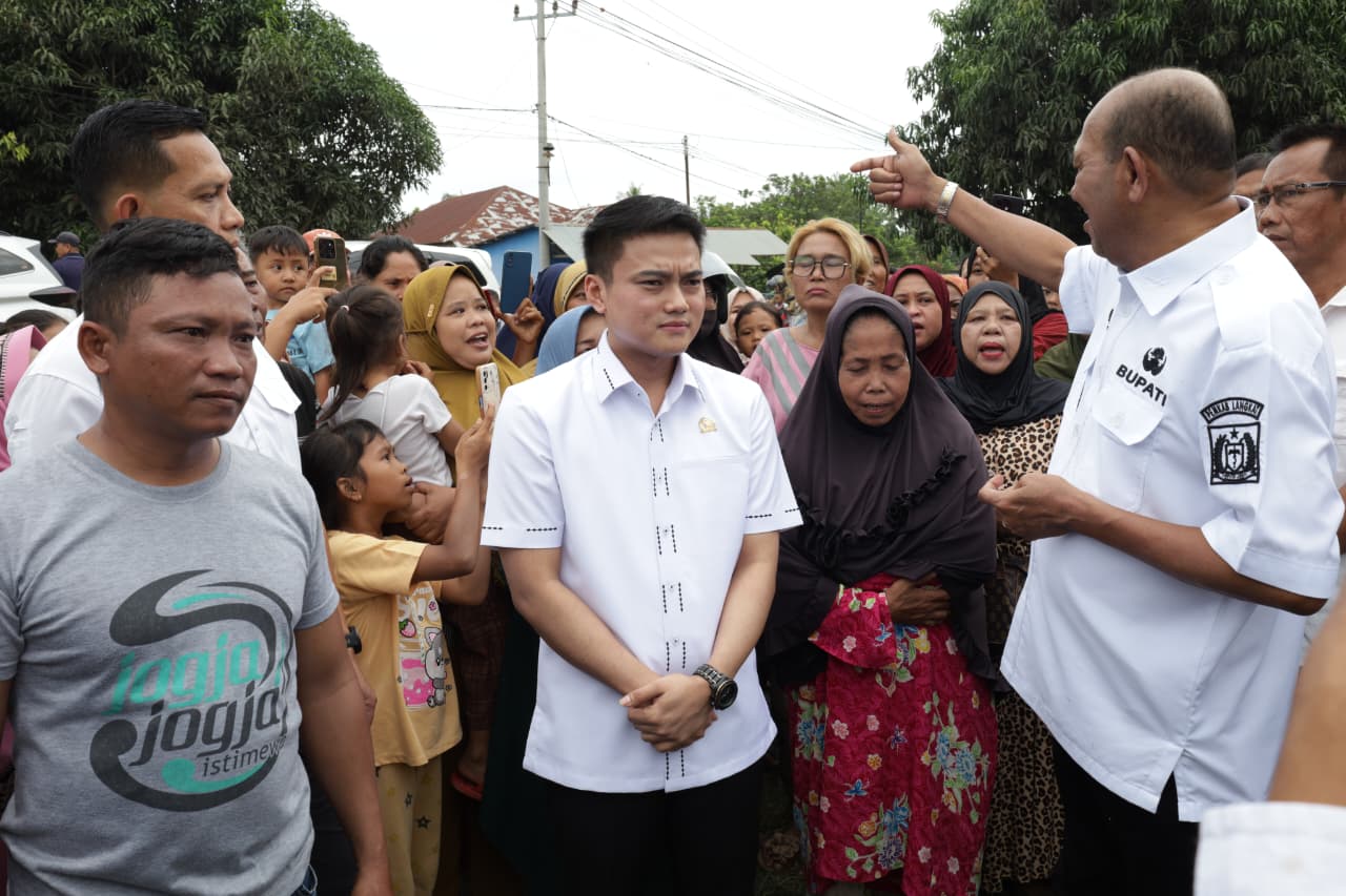 Bupati Langkat, Syah Afandin dan Wakil Ketua DPRD Sumut, Ricky Anthony saat meninjau jalan rusak di Secanggang. (Istimewa/Sumut Pos)