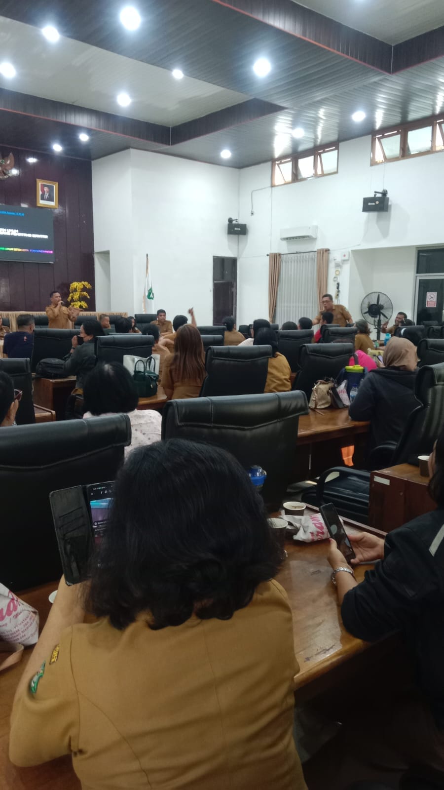 Pertemuan guru-guru dengan Sekda di ruang data Pemko Siantar. (PRA EEVASI/SUMUT POS)