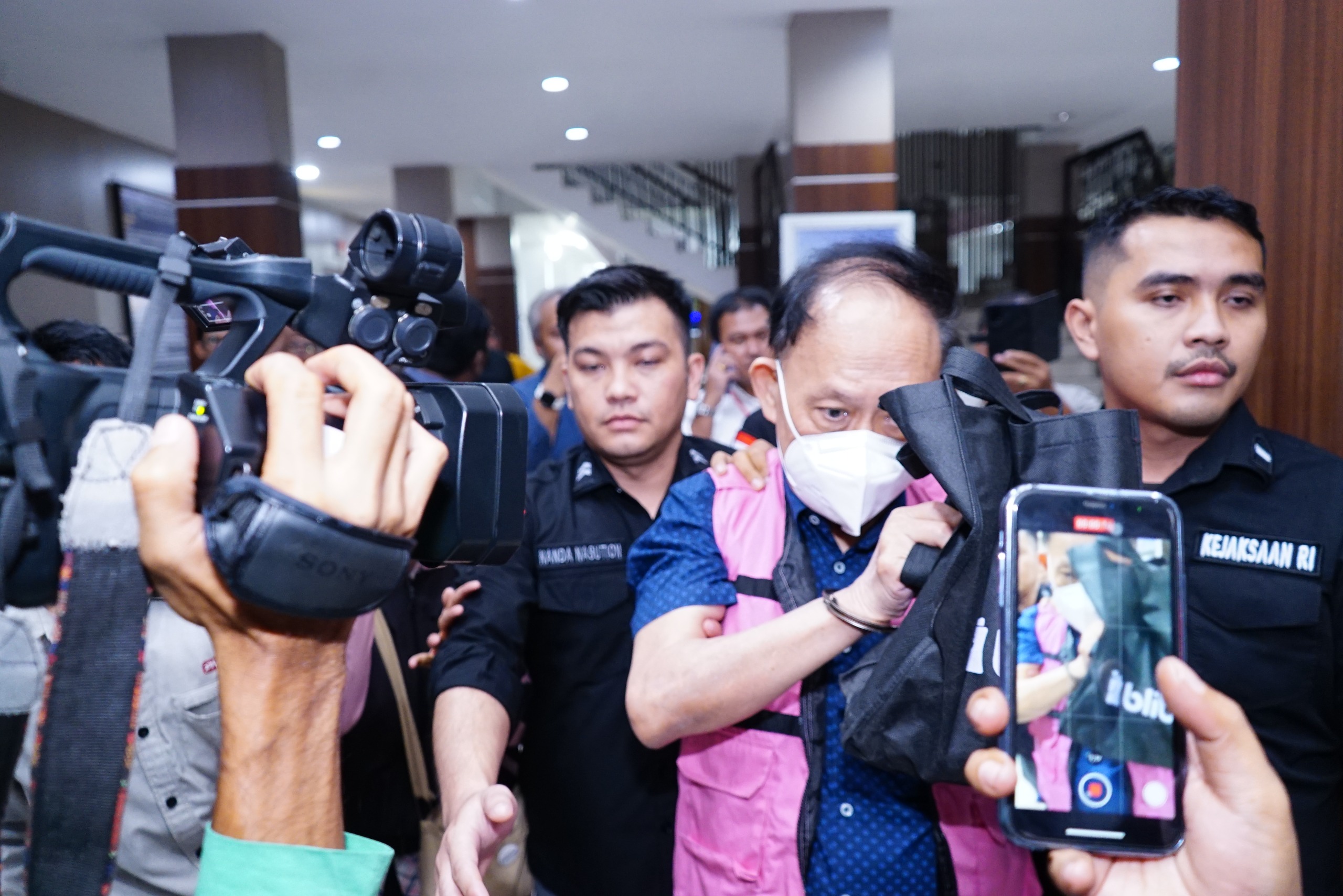TAHAN: Dirut PT PASU, JS ditahan usai ditetapkan tersangka baru dugaan korupsi penjualan aluminium, Selasa (13/1/2026) malam. (Dok: ist)