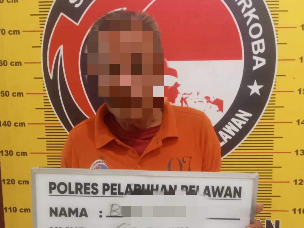 PENGEDAR: M (46) dan R (54), dua perempuan yang diduga berperan sebagai pengedar, serta B (63) yang berstatus sebagai pengguna. (Dok: istimewa)