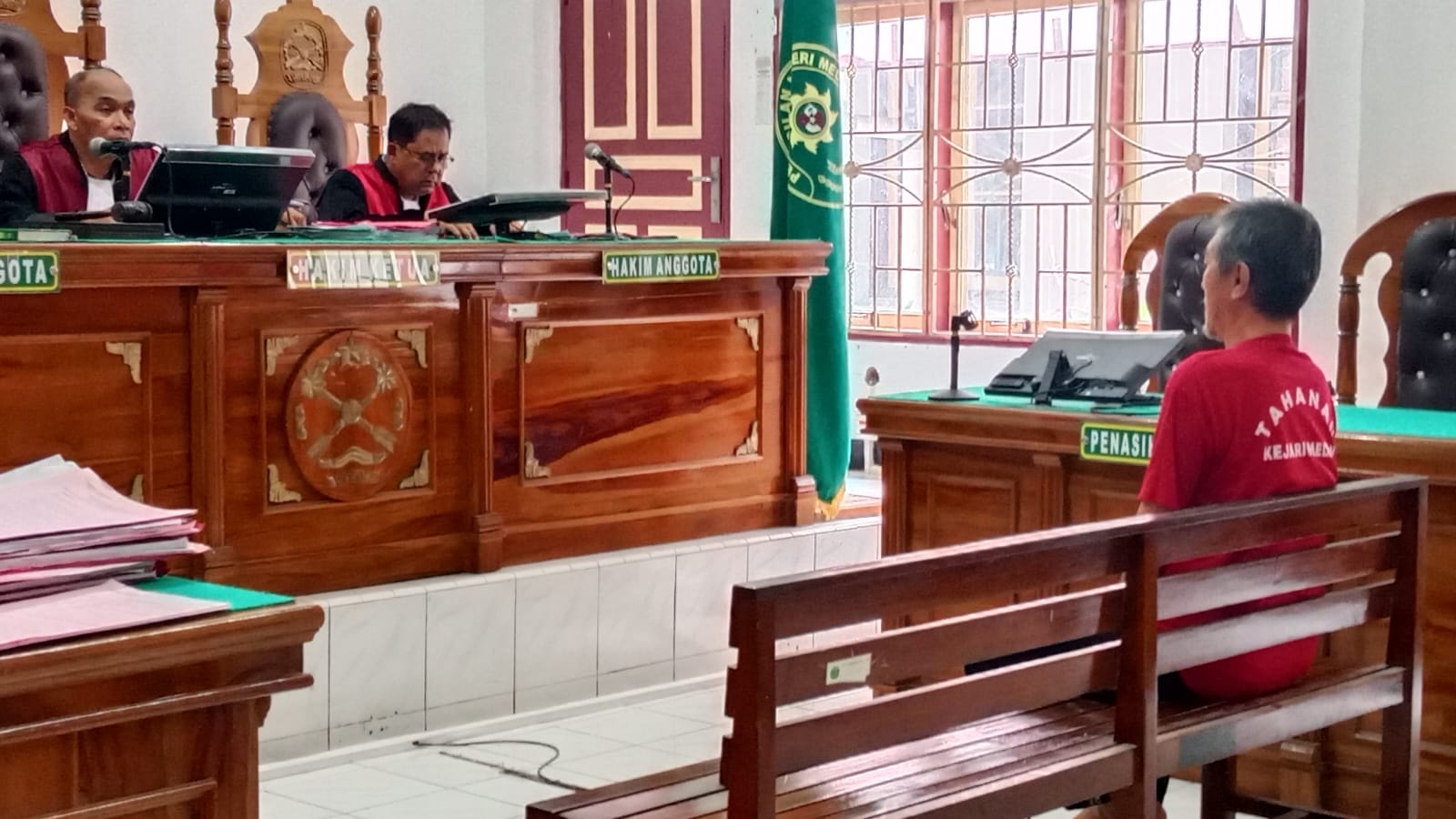 TERDAKWA: Darwin terdakwa kasus penggelapan sparepart menjalani sidang dakwaan di PN Medan, Rabu (14/1) sore. (Dok: istimewa)