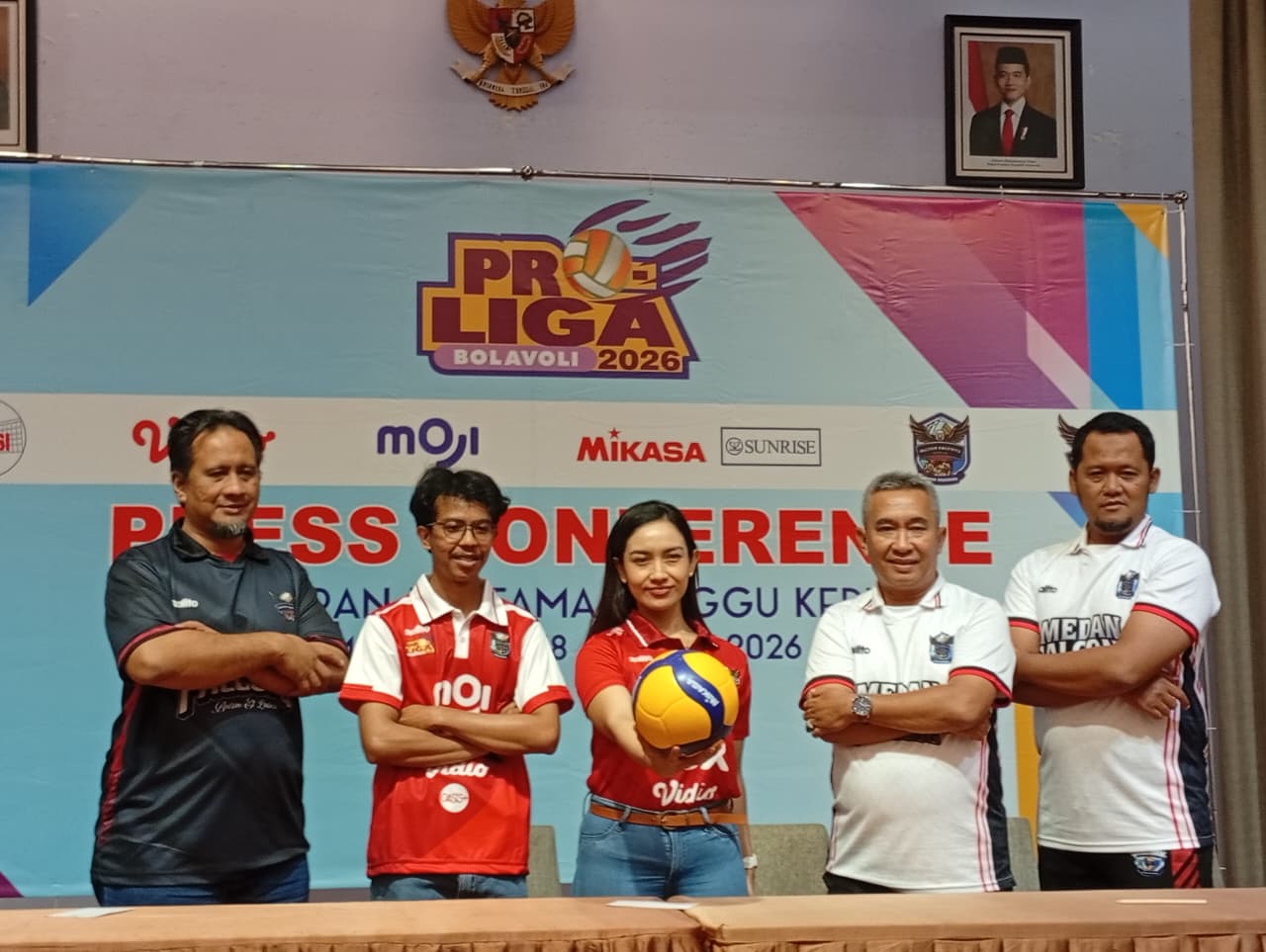 KETERANGAN: Perwakilan tim Medan Falcons, Rinaldi A, Shahnaz A bersama Manajer Medan Falcons Tirta Bhagasasi Nunu Aminullah dan pelatih Medan Falcons. (Dok: istimewa)
