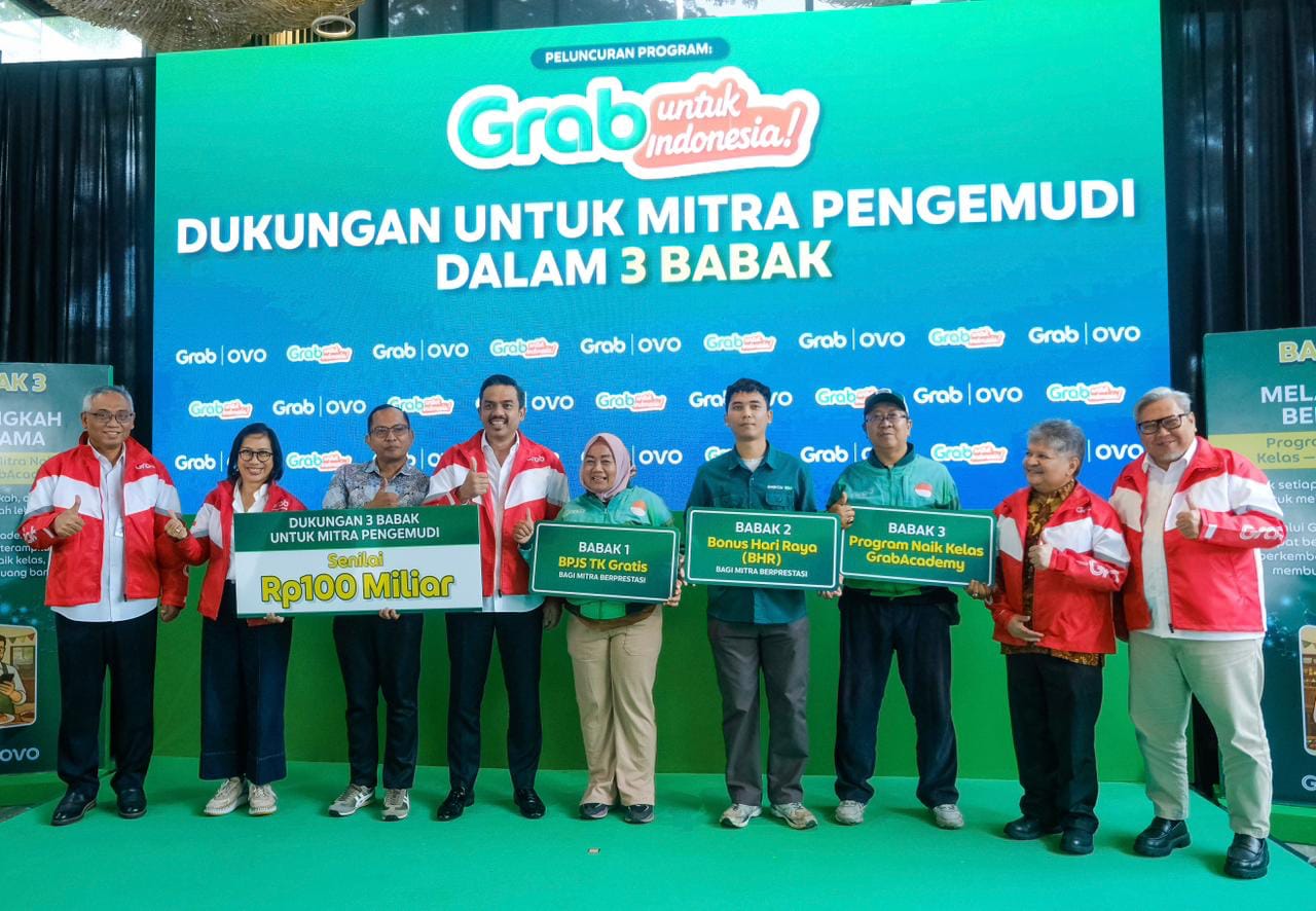 Neneng Goenadi, CEO Grab Indonesia (dua dari kiri) menyerahkan simbolis pemberian dukungan untuk Mitra Pengemudi berprestasi.