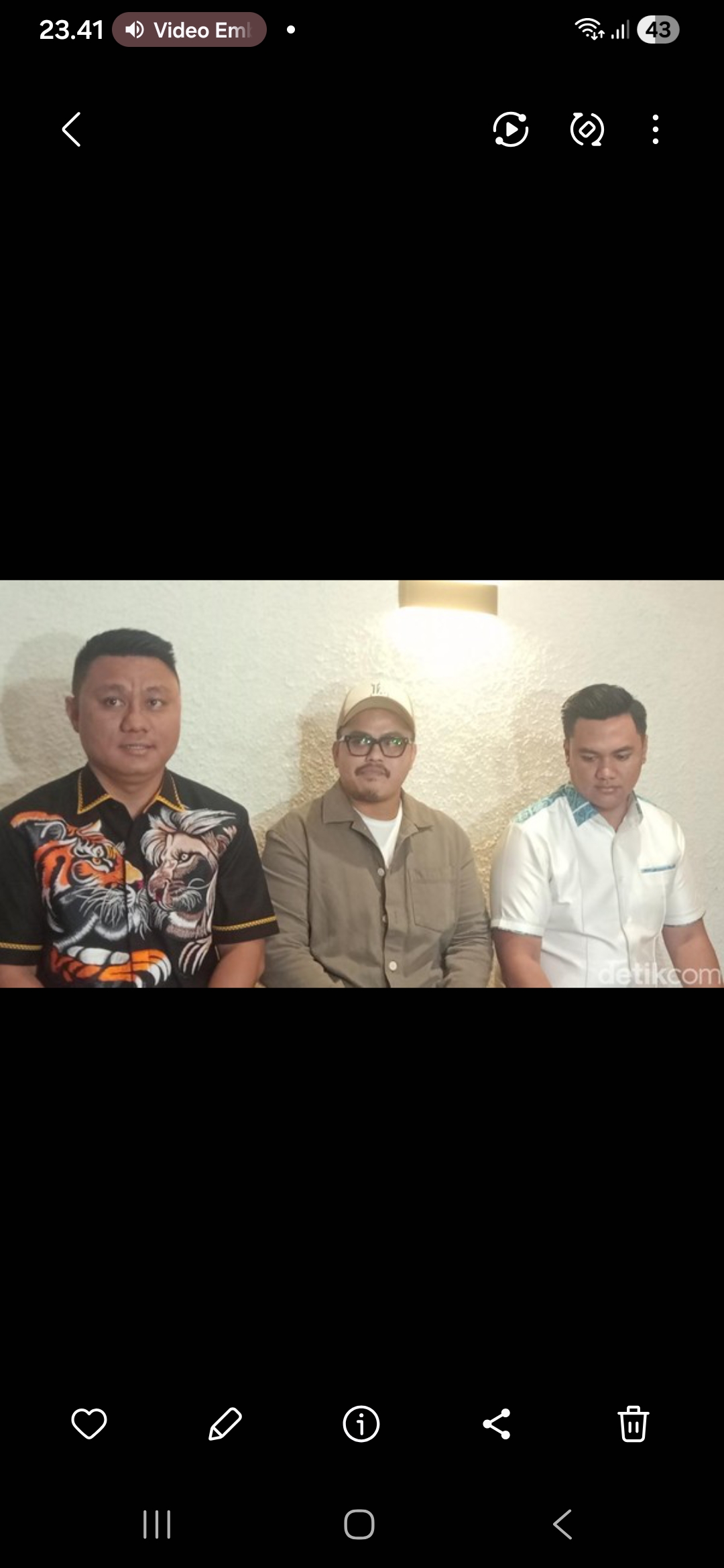 Suami Boiyen, Rully Anggi Akbar (tengah) bersama kuasa hukumnya. (Dok: istimewa)
