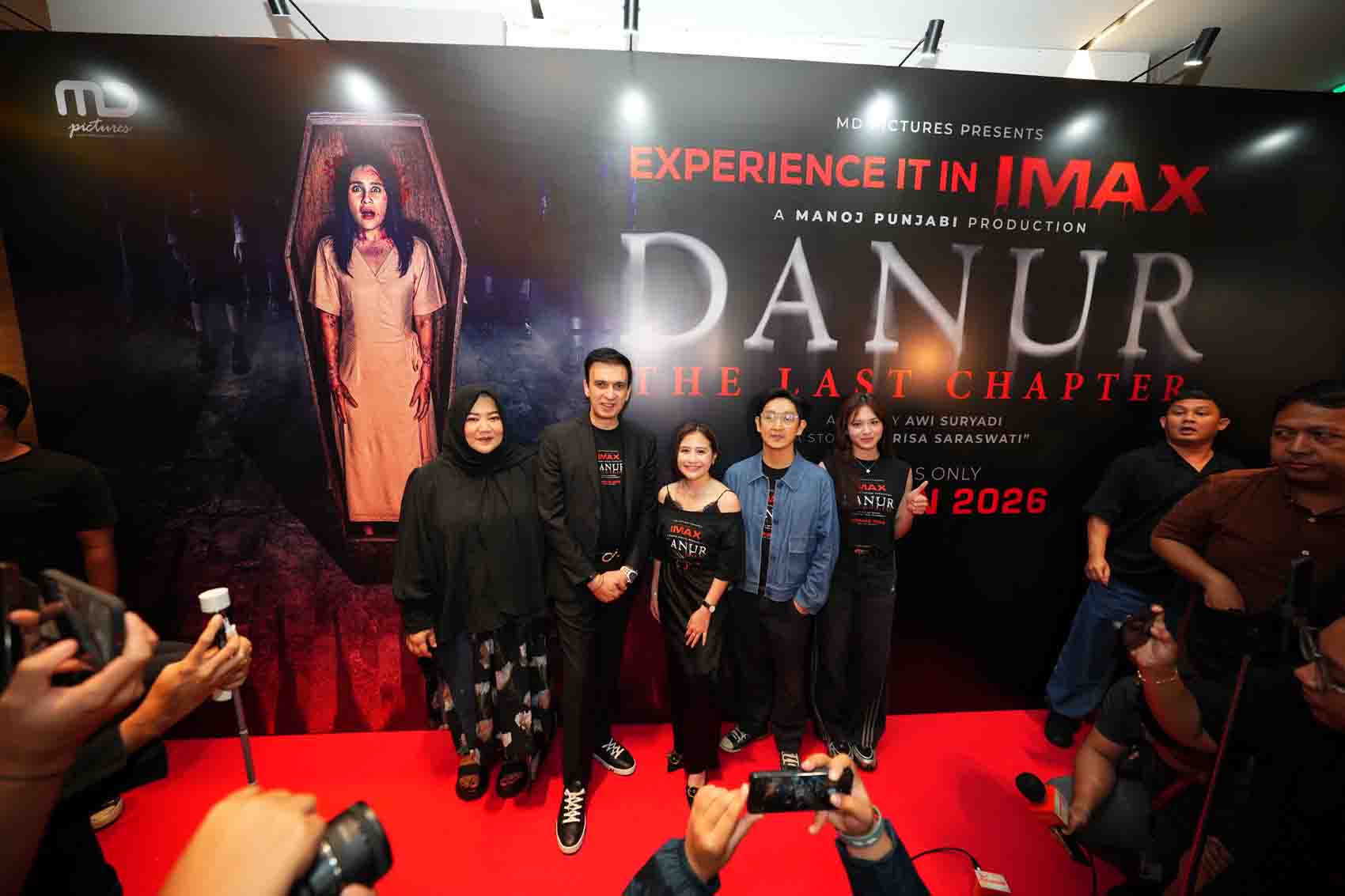 EDISI TERAKHIR: Prilly Latuconsina (tengah) saat konferensi pers film Danur: The Last Chapter di kawasan Thamrin, Jakarta Pusat, Senin (12/1). (MD Entertainment )