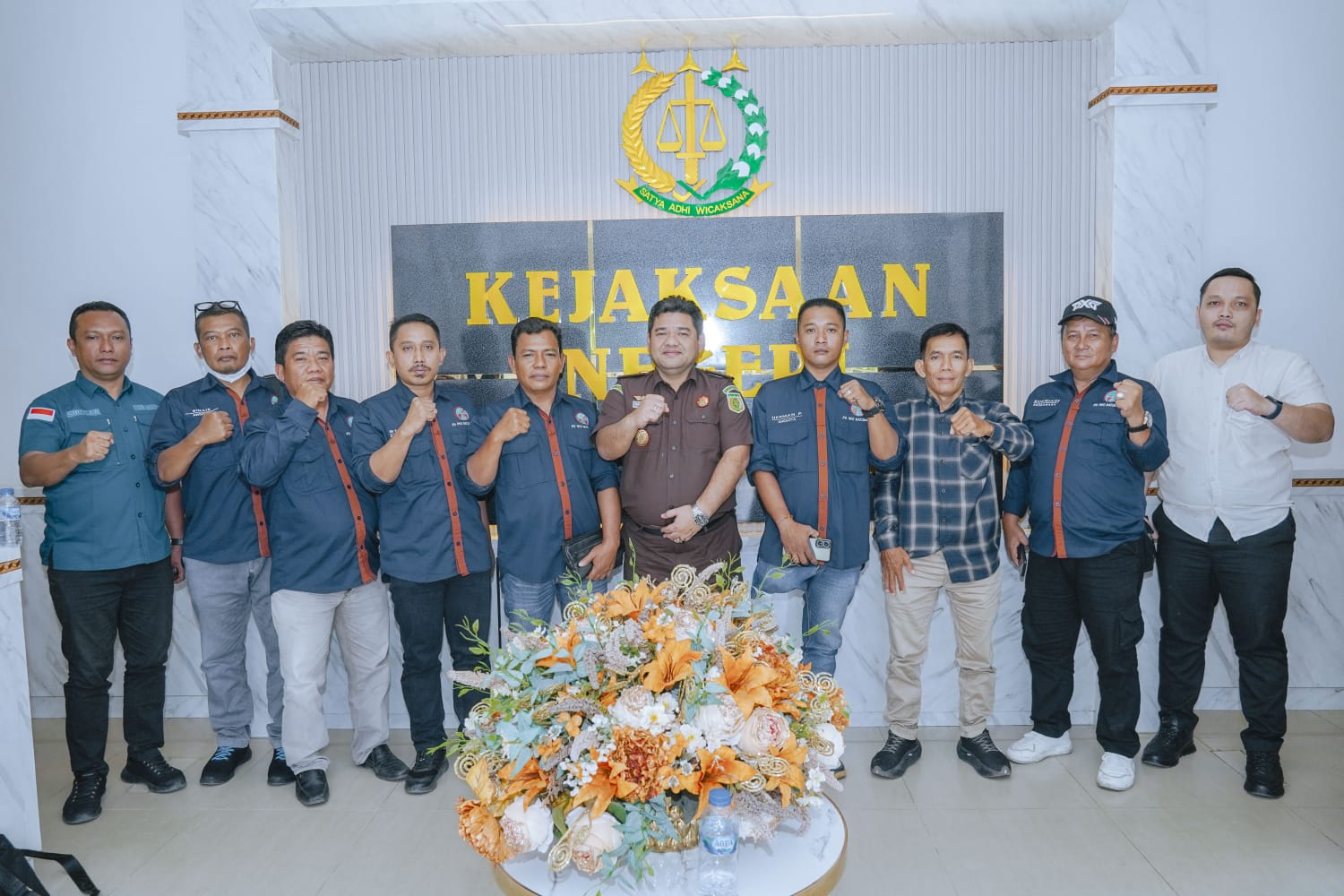 Kajari  Batubara  Fransisco Tarigan SH  didampingi Kasi Intel Oppon Siregar SH Foto bersama dengan Ketua IWO Batubara Darmansyah dan jajarannya usai menerima audensi. (LIBERTY/SUMUT POS)